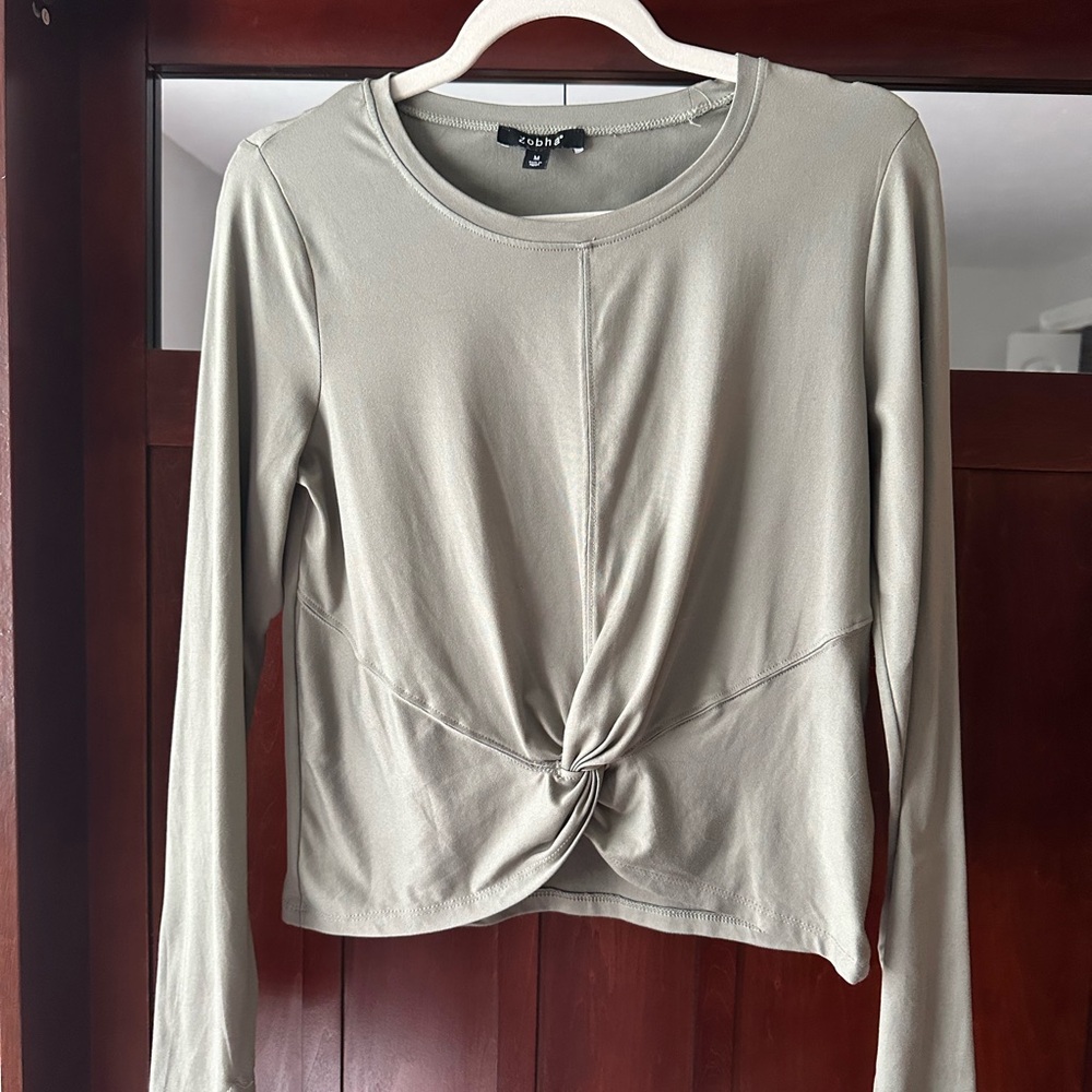 Athletic twist front top. Size medium green/gray.